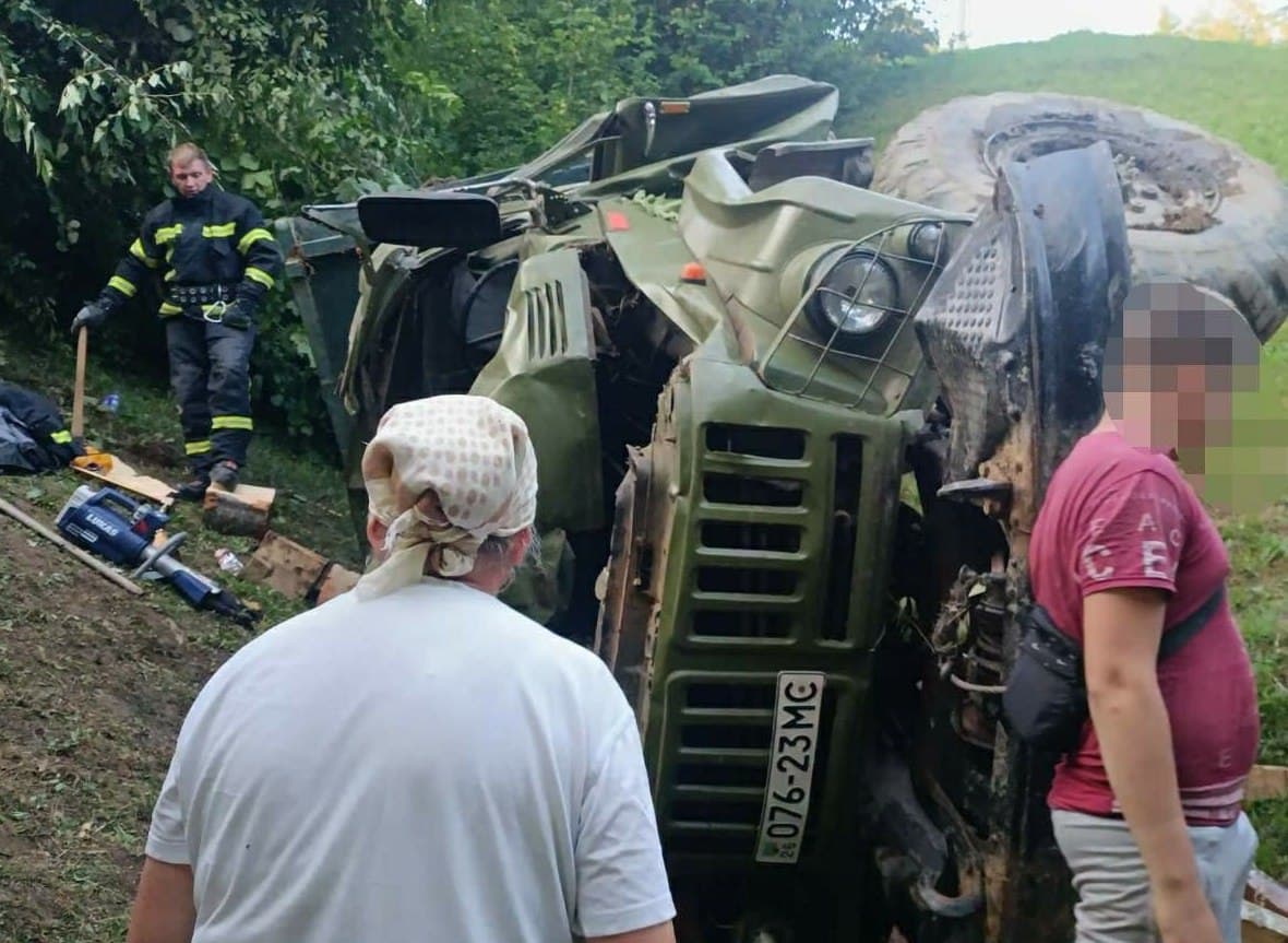 Зображення для статті: На Рахівщині перекинувся вантажний ЗІЛ: загинув пасажир, водій — у реанімації