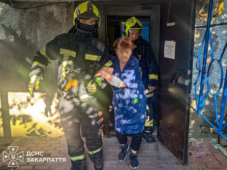 Зображення для статті: Не відповідала на дзвінки: у Тячеві рятувальники прийшли на допомогу 92-річній жінці