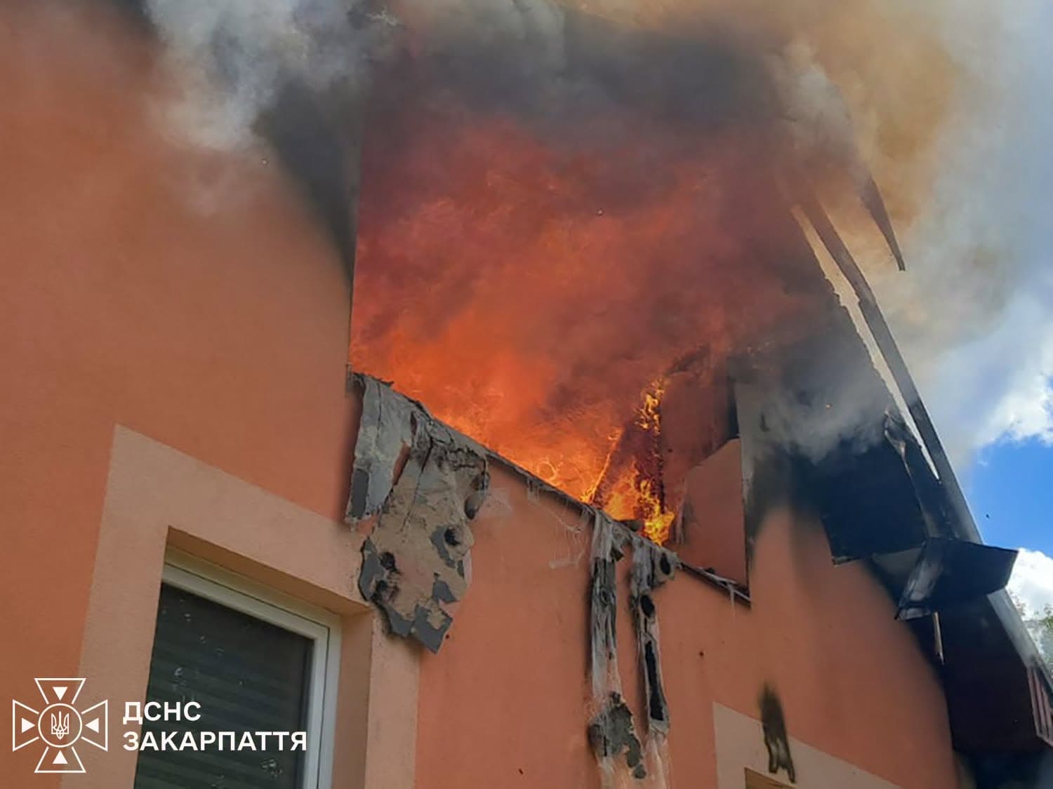 Зображення для статті: Полум’я охопило будинок на Ужгородщині: рятувальникам вдалося врятувати оселю