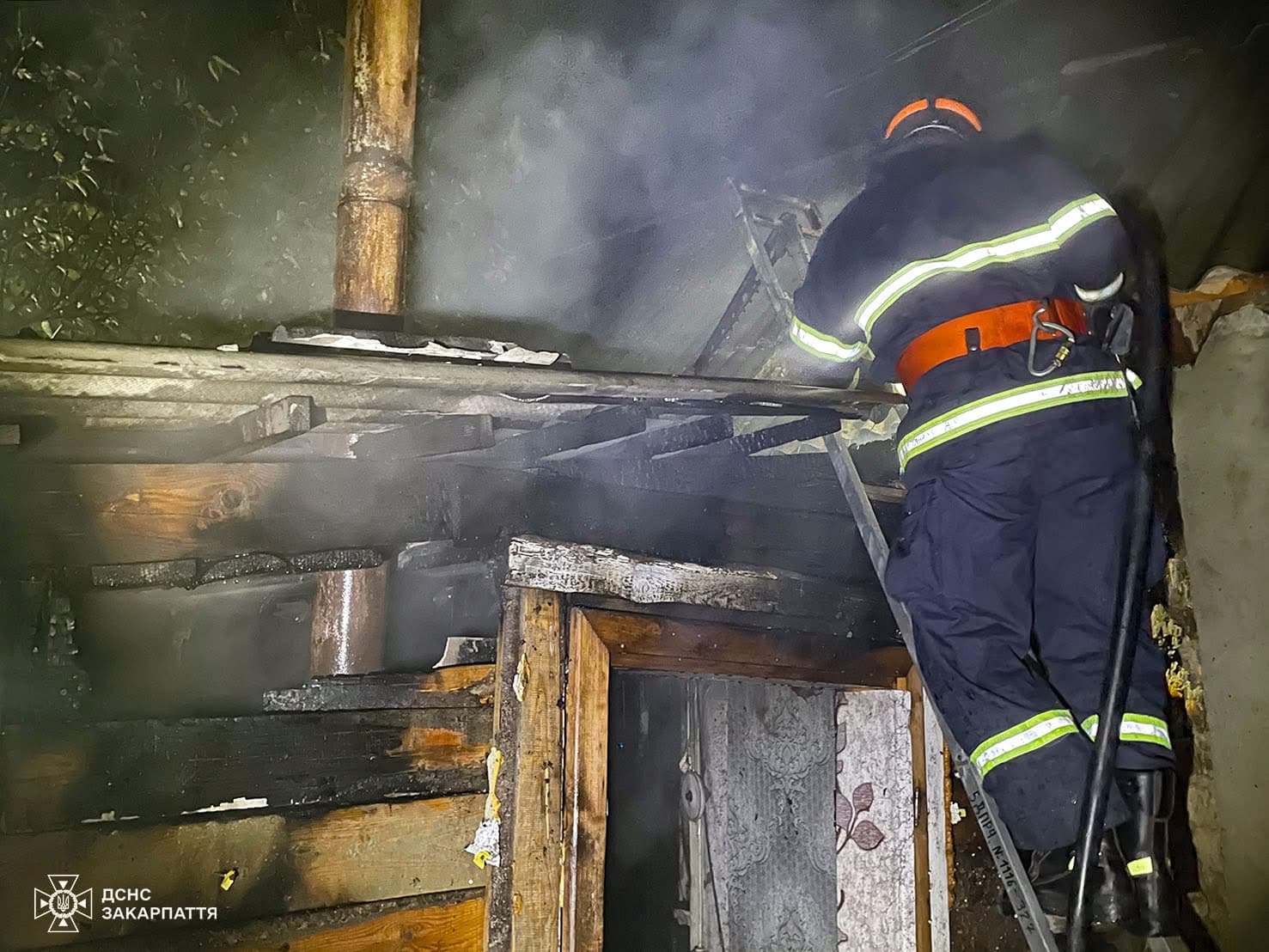 Зображення для статті: У Середньому загорілася надвірна споруда: 2-річну дитину госпіталізували через отруєння димом