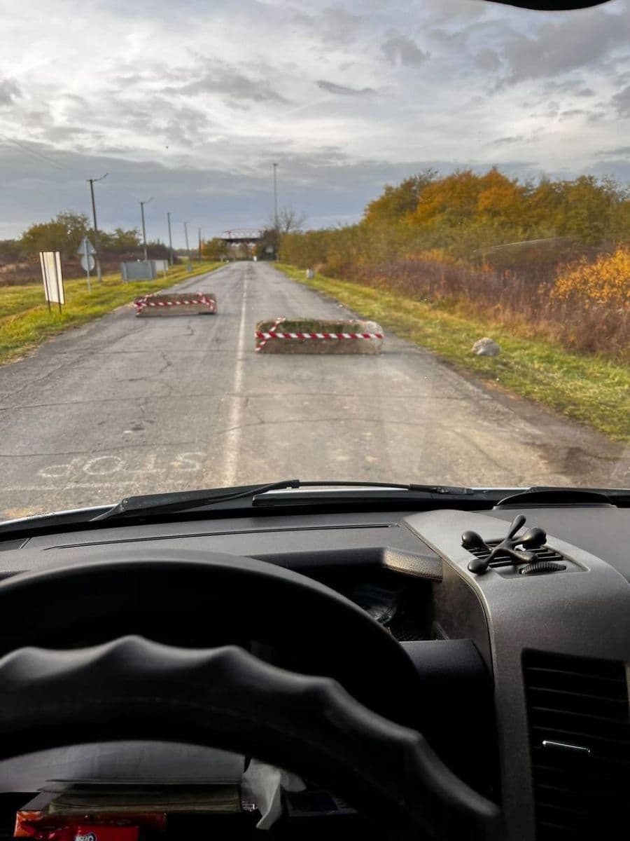 Зображення для статті: Бетонні блоки на КПП: на Закарпатті посилили контроль після втечі військового