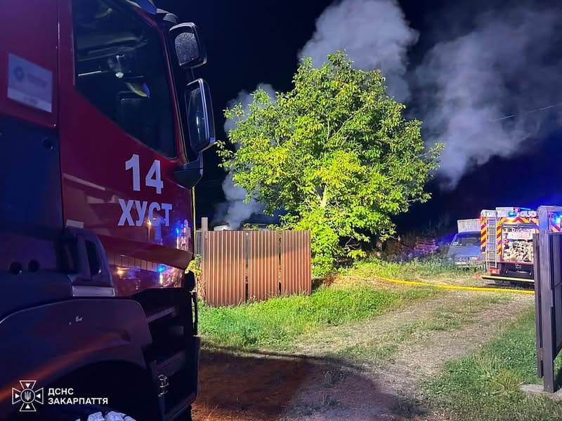 Зображення для статті: У Хусті вночі спалахнула пожежа в складському приміщенні: пошкоджено автомобіль