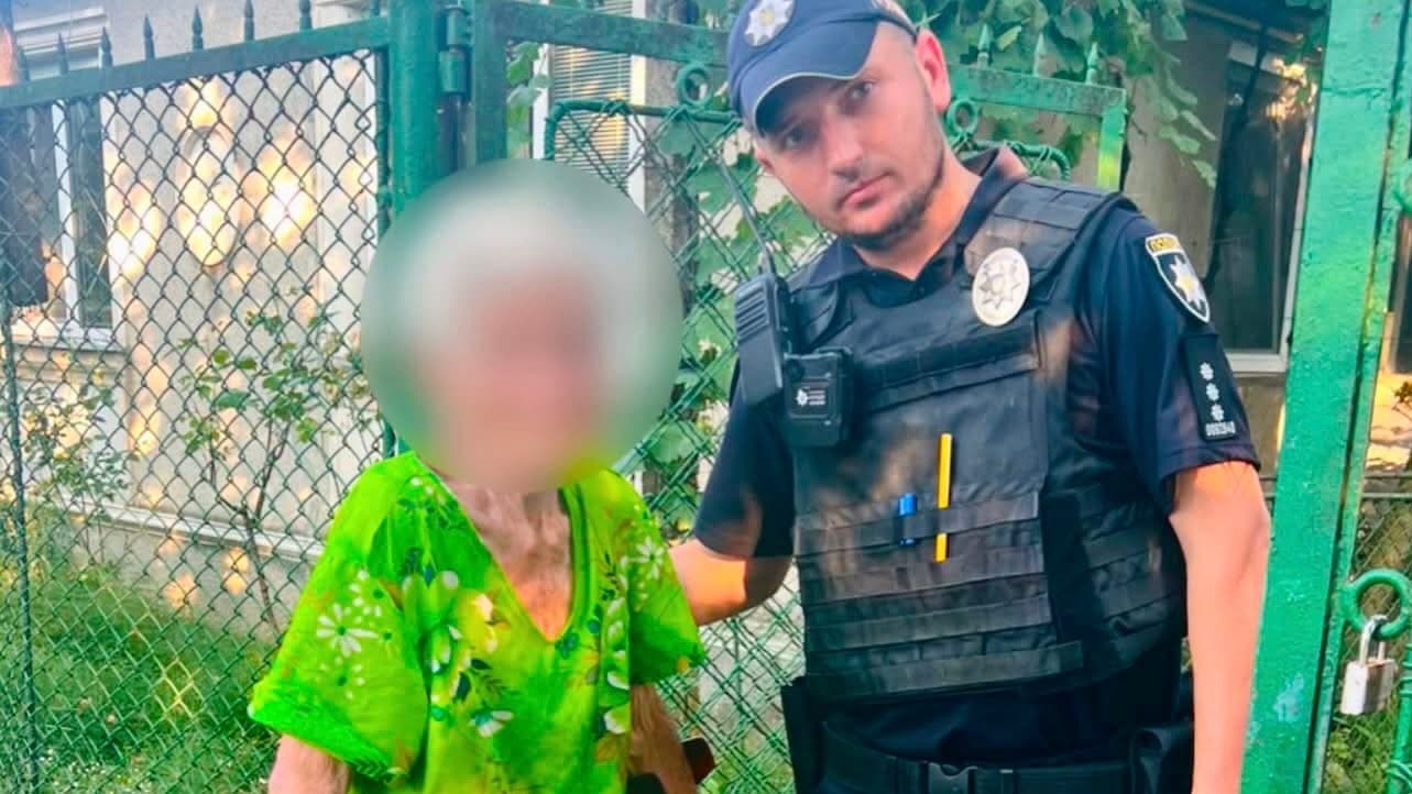 Зображення для статті: Розгубилася посеред вулиці: в Ужгороді патрульні допомогли літній жінці повернутися додому
