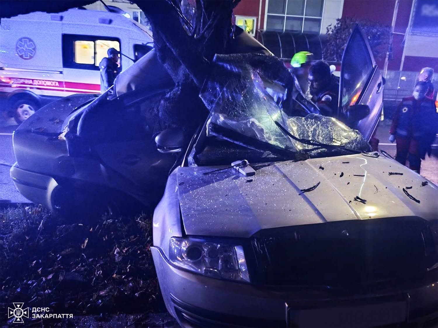 Зображення для статті: Смертельна нічна аварія в Ужгороді: загинула 20-річна дівчина, водій у лікарні