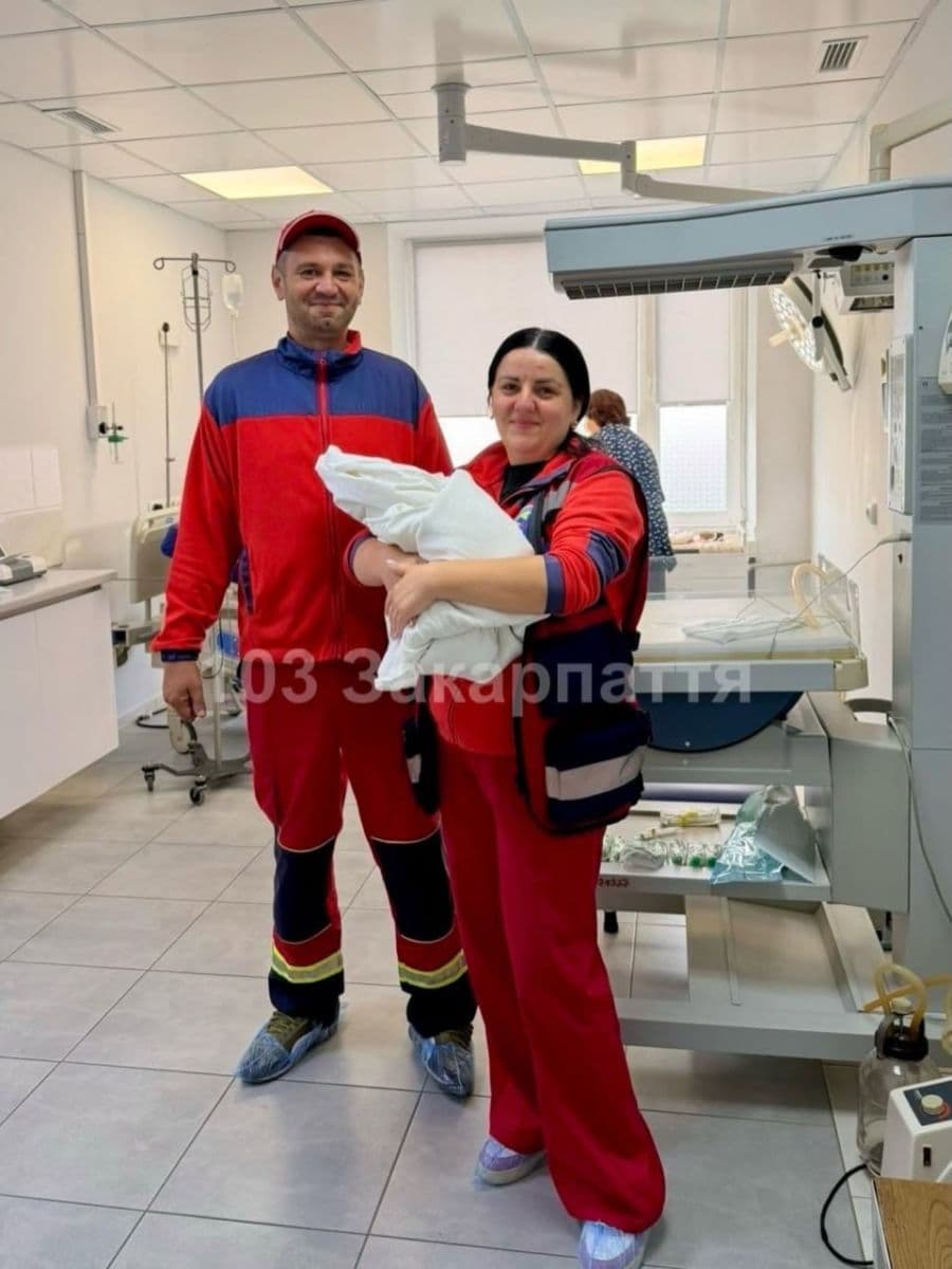 Зображення для статті: На Закарпатті 37-річна жінка народила 11-ту дитину просто в автомобілі «швидкої»