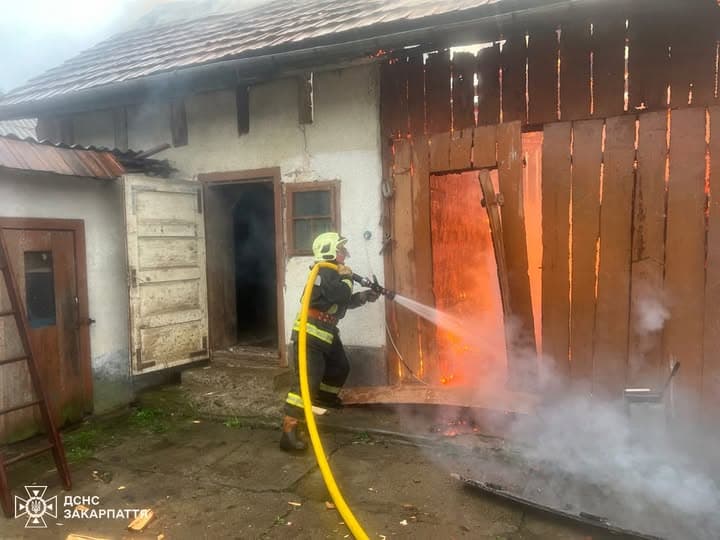 Зображення для статті: На Ужгородщині рятувальники вберегли від вогню житловий будинок