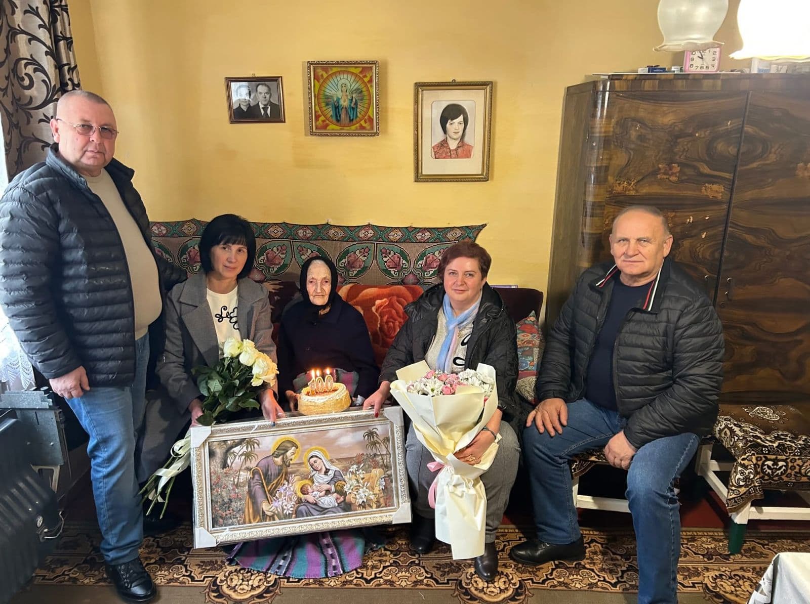 Зображення для статті: У Зарічанській громаді привітали 100-річну ювілярку