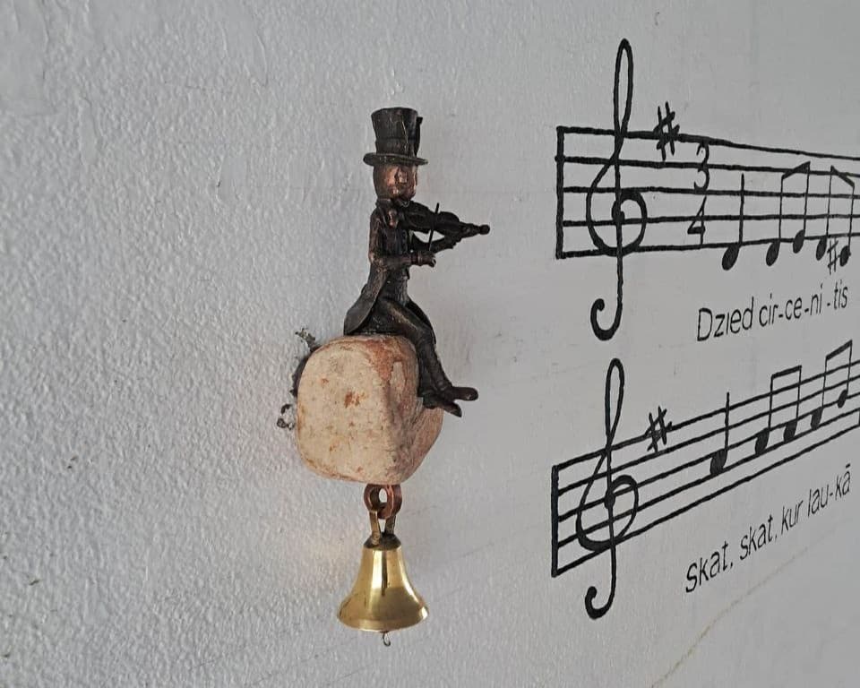 Зображення для статті: В Ужгороді відкрили міні-скульптуру «Різдвяного цвіркуна»