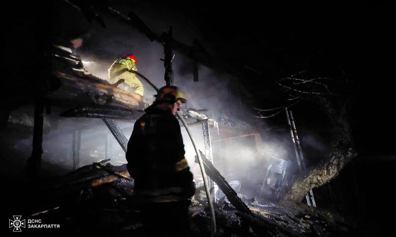 Зображення для статті: Закарпатські рятувальники ліквідували пожежу у монастирі на Ужгородщині
