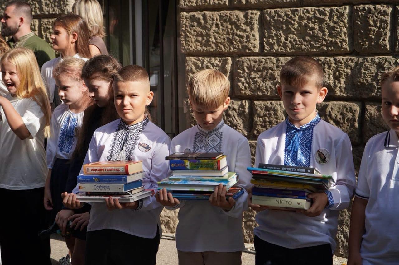 Зображення для статті: Замість букетів — українські книги: школярі в Ужгороді долучилися до благодійної акції