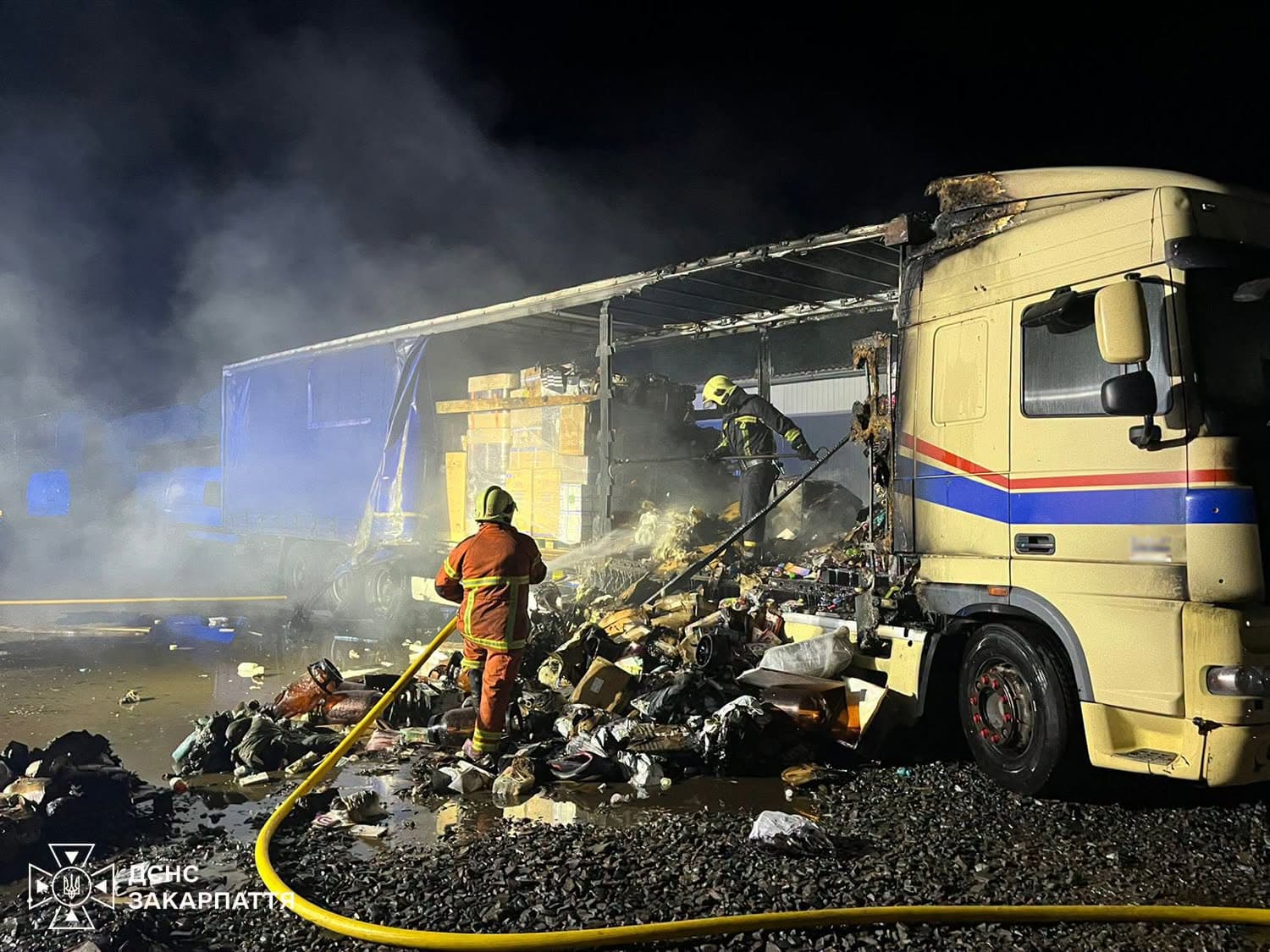 Зображення для статті: Нічна пожежа у Мукачеві: загорівся причеп вантажівки