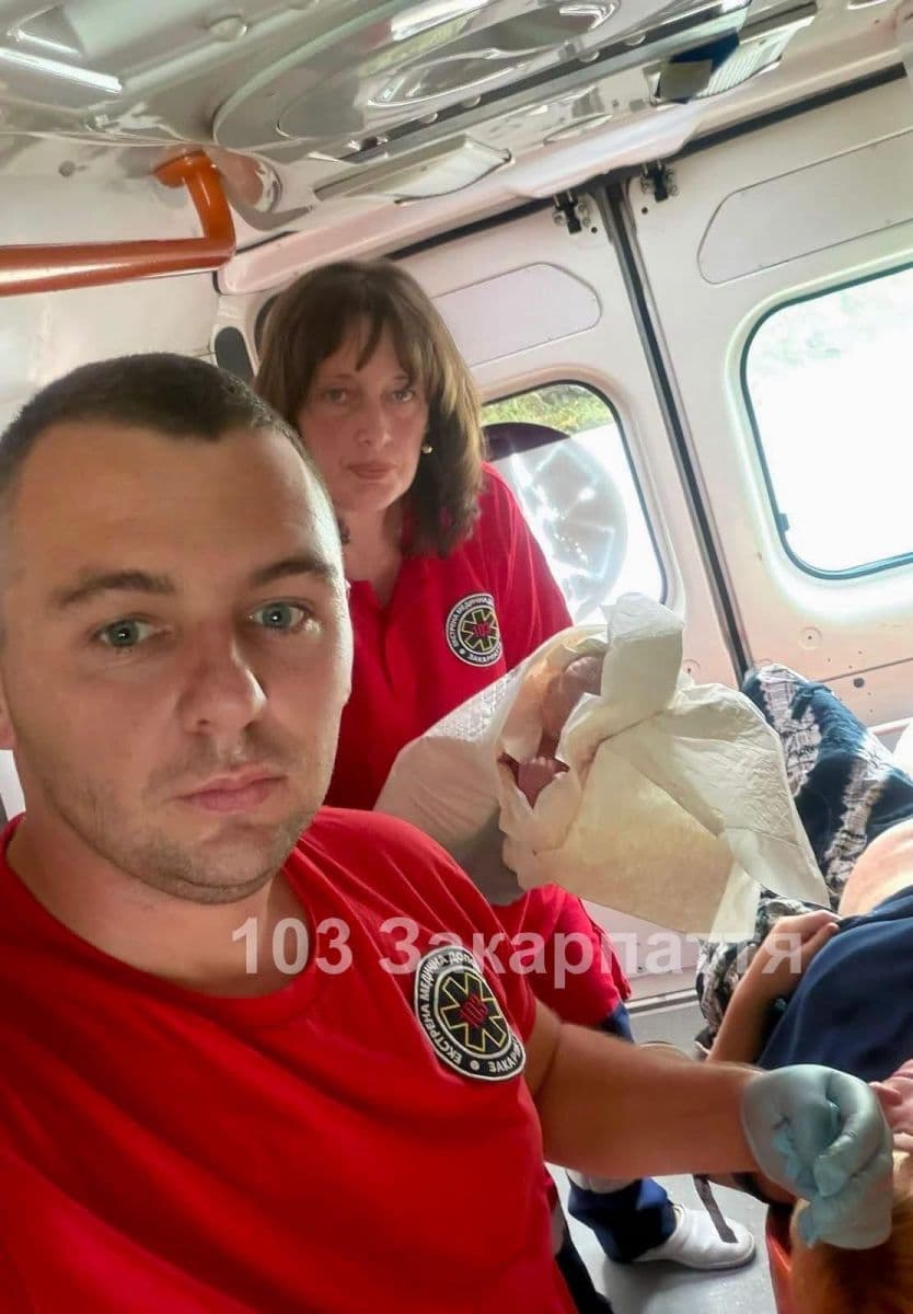 Зображення для статті: На Рахівщині 33-річна жінка народила сьому дитину просто в автомобілі «швидкої»