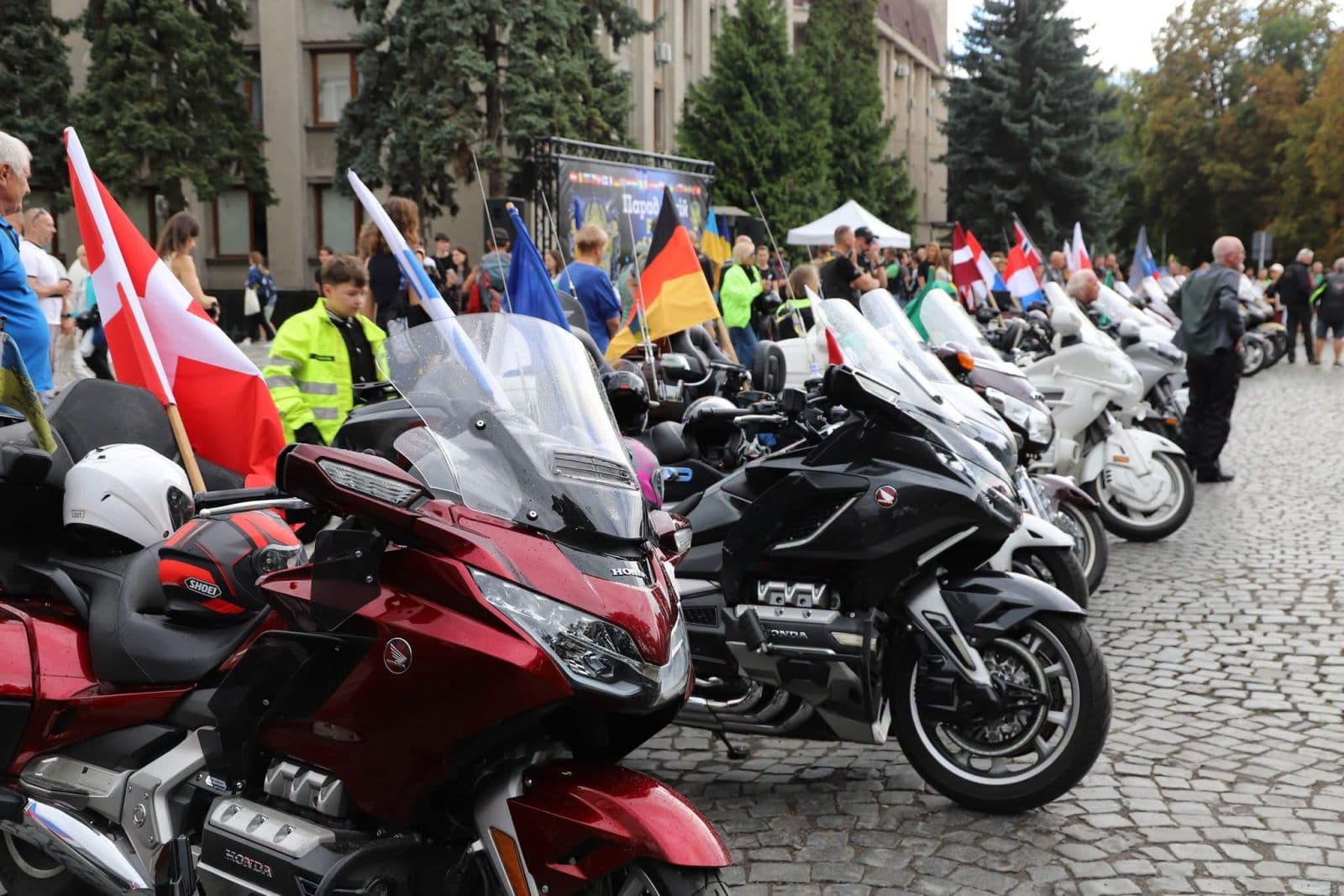 Зображення для статті: Ужгород прийняв байкерів із 26 країн: у центрі міста відбувся «Парад націй»