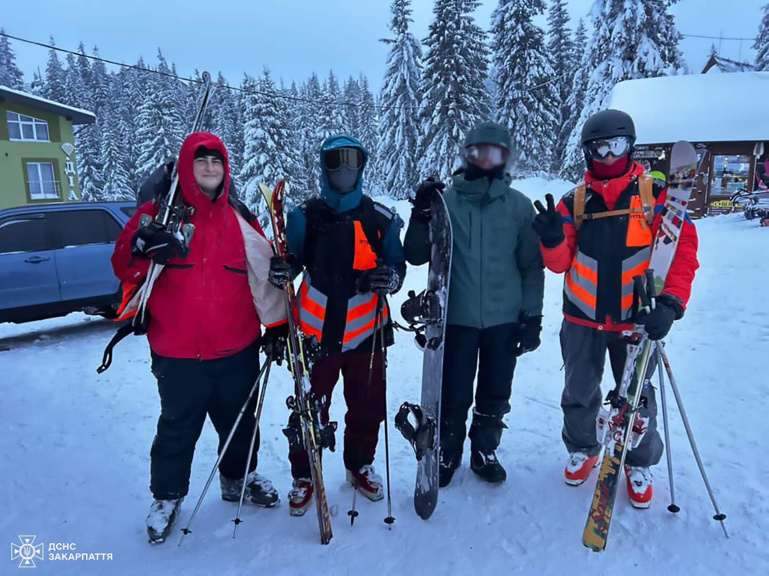 Зображення для статті: Під час катання на сноуборді турист заблукав у горах Рахівського району