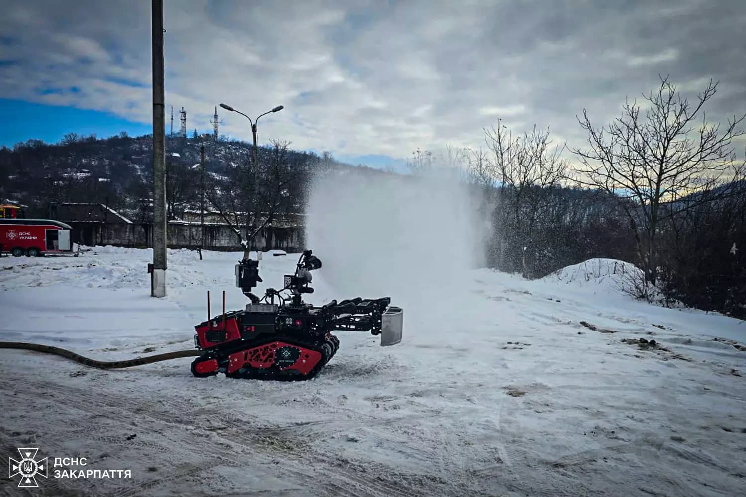 Зображення для статті: Наземний робот у дії: як ДСНС Закарпаття підвищує безпеку під час пожеж і евакуацій