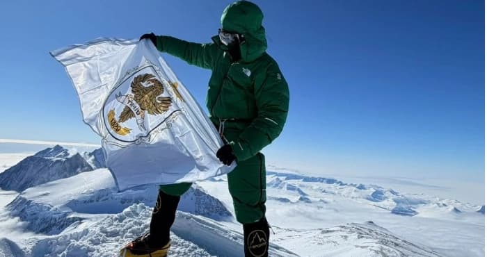Зображення для статті: Мешканець Тячева підкорив найвищу вершину Антарктиди та підняв прапор міста