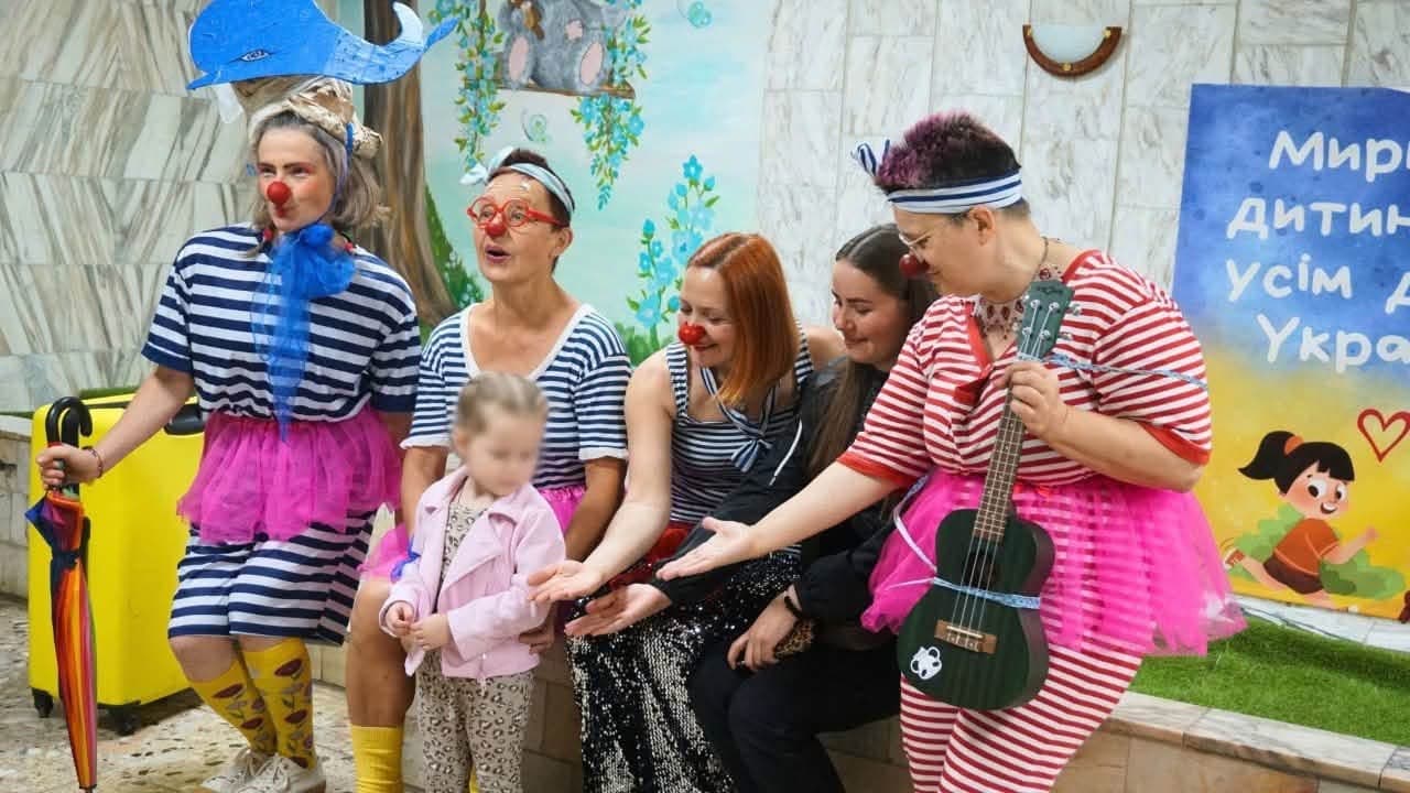 Зображення для статті: Ігри, жарти та сміх: до маленьких пацієнтів Закарпатської дитячої лікарні завітали клоуни