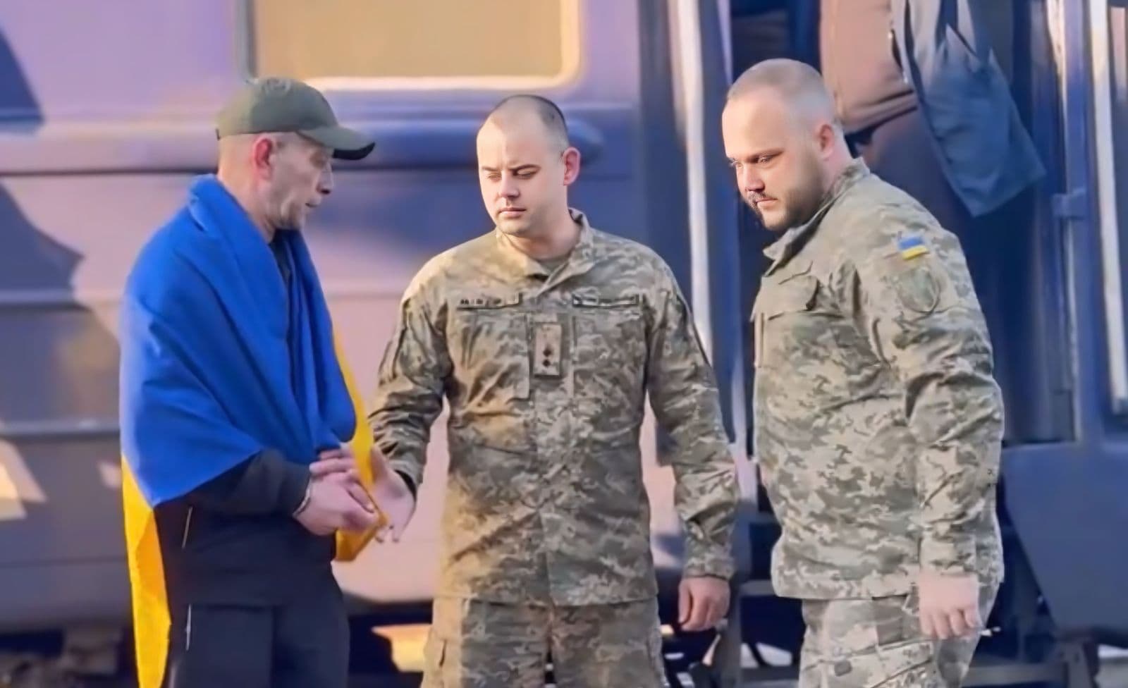 Зображення для статті: Після понад двох років полону: захисник із Велятина Юрій Мадай повернувся додому