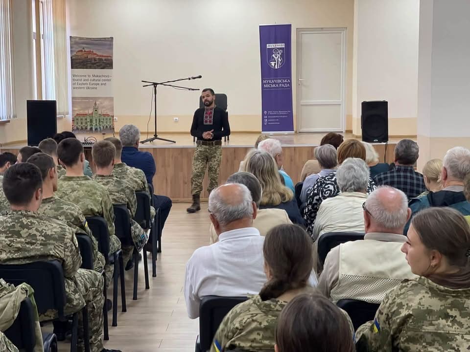 Зображення для статті: У Мукачеві прозвучали Шевченко, Костенко та Симоненко: містян об’єднала музично-поетична вистава