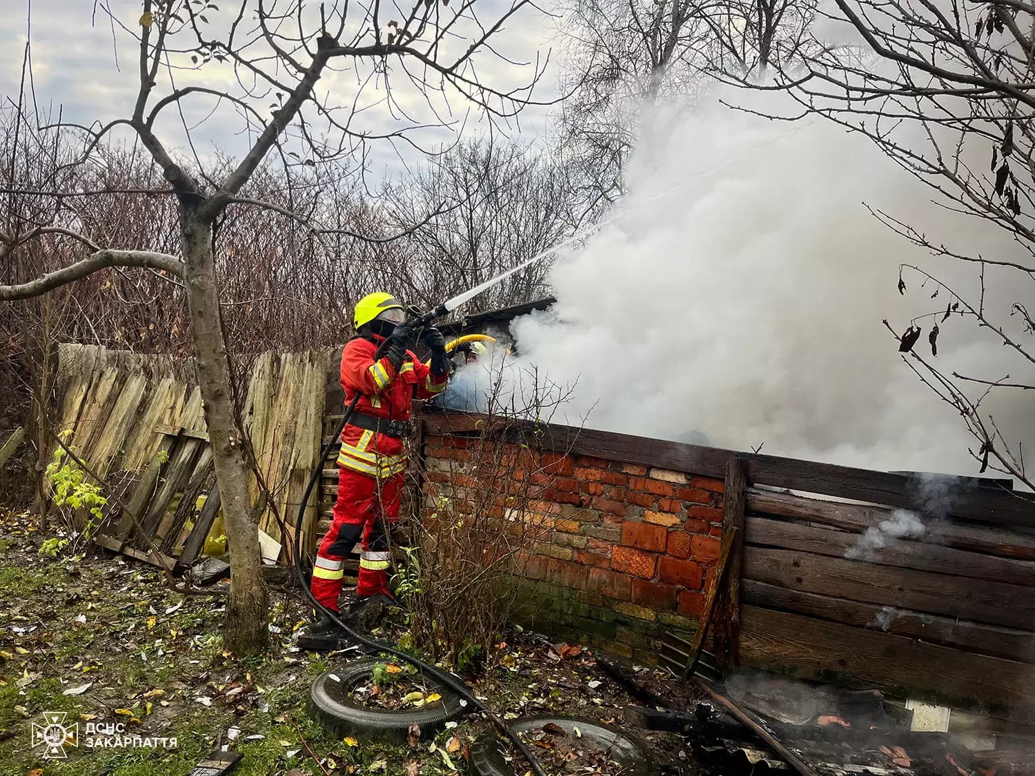 Зображення для статті: Пожежа в Хусті: вогонь знищив надвірну споруду