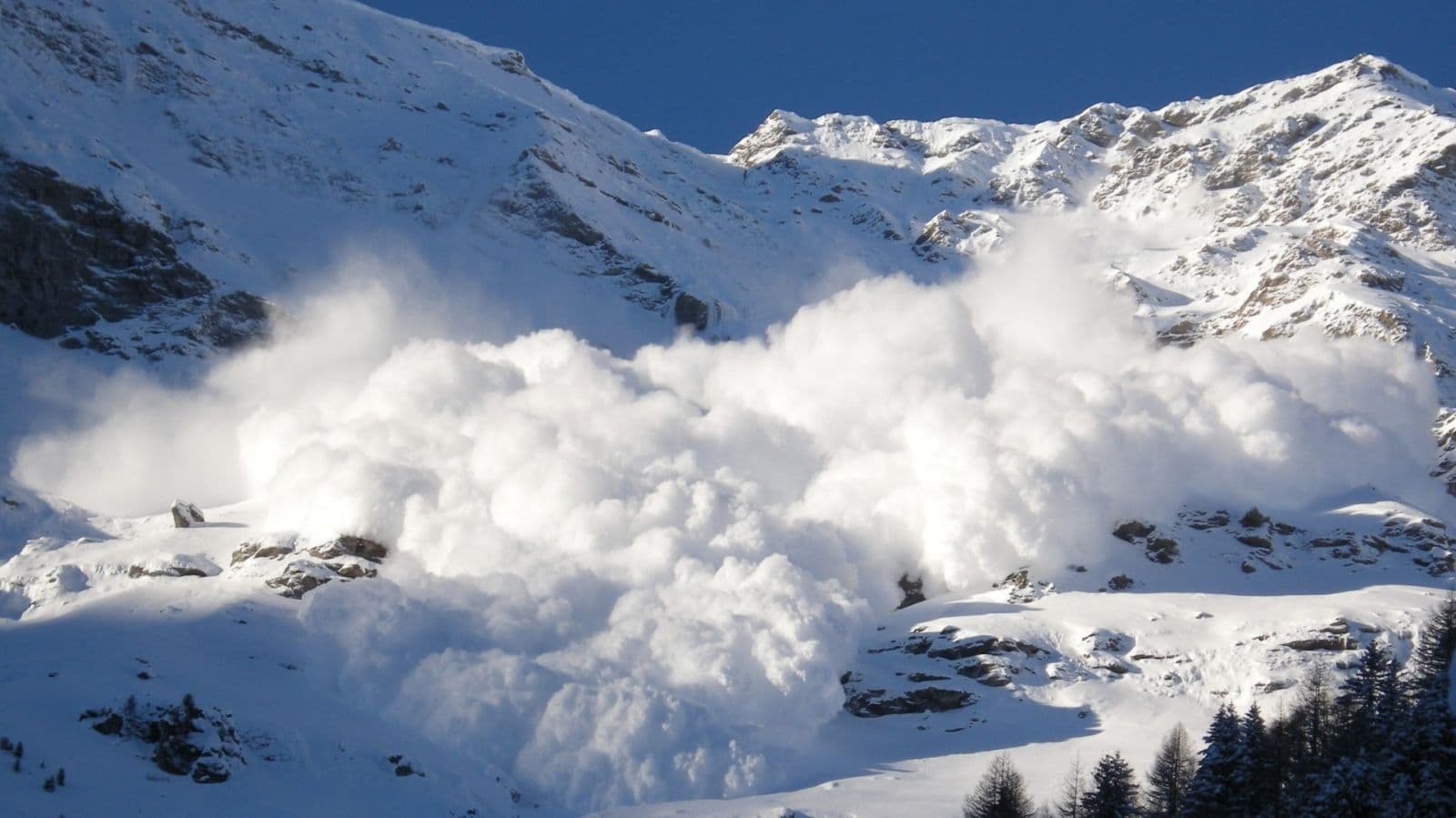 Зображення для статті: На високогір’ї Закарпаття 2–4 січня оголошено сніголавинну небезпеку