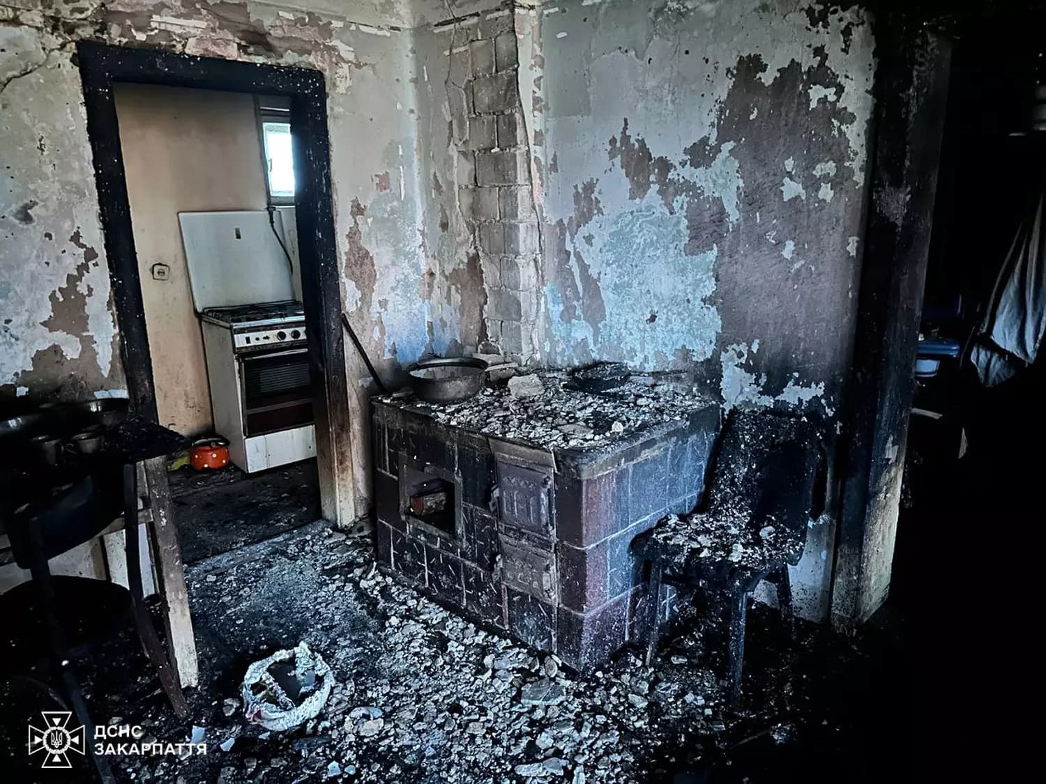 Зображення для статті: На Мукачівщині рятувальники врятували літнє подружжя з палаючого будинку