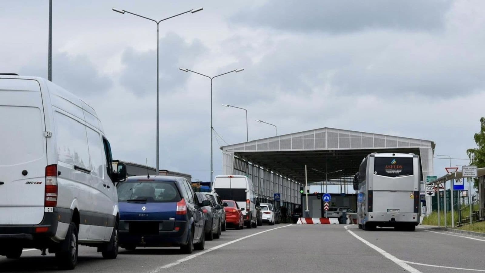 Зображення для статті: Ситуація на кордоні: де подорожуючих чекають черги та обмежений пропуск