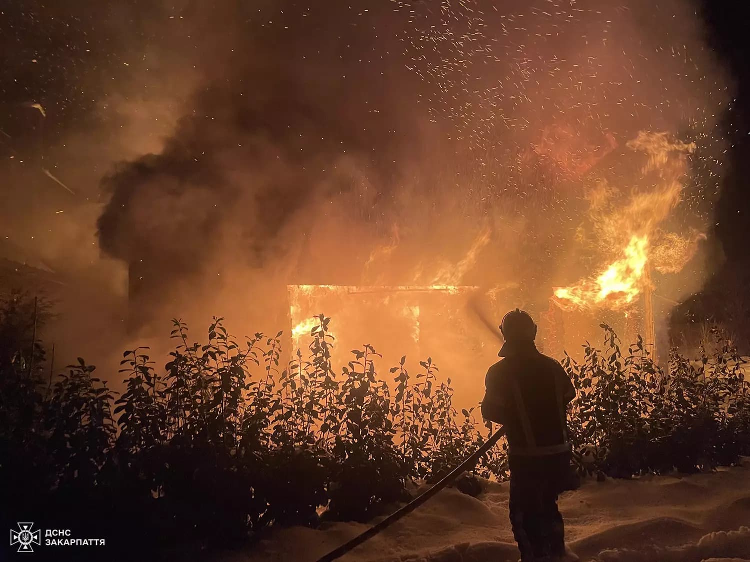 Зображення для статті: Нічна пожежа на Тячівщині: у Нересниці вогонь знищив лазню