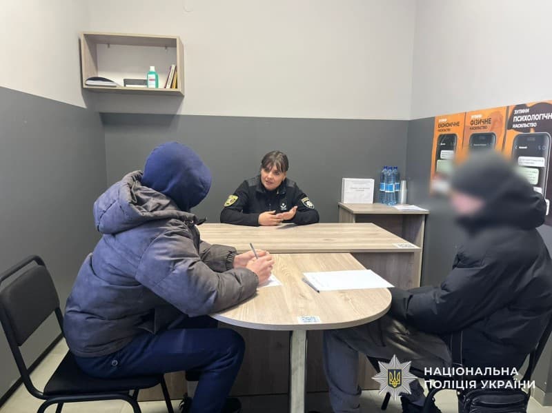 Зображення для статті: Поліція врятувала підлітків, які гуляли по кризі на річці Латориця