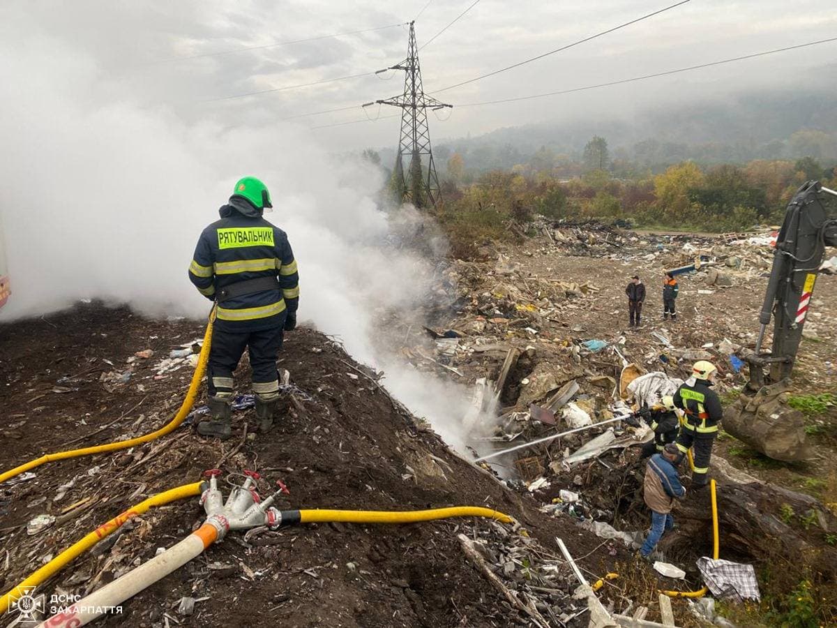 Зображення для статті: Перечинські рятувальники загасили пожежу на несанкціонованому сміттєзвалищі.