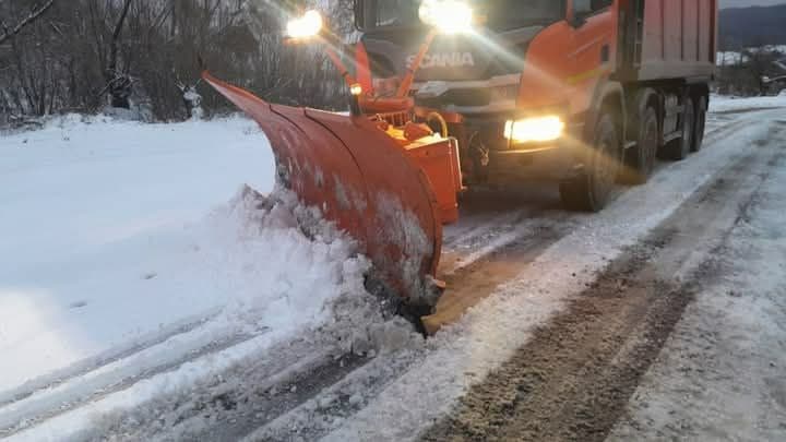Зображення для статті: На Закарпатті посилили обробку гірських доріг: сніг і ожеледиця ускладнюють рух