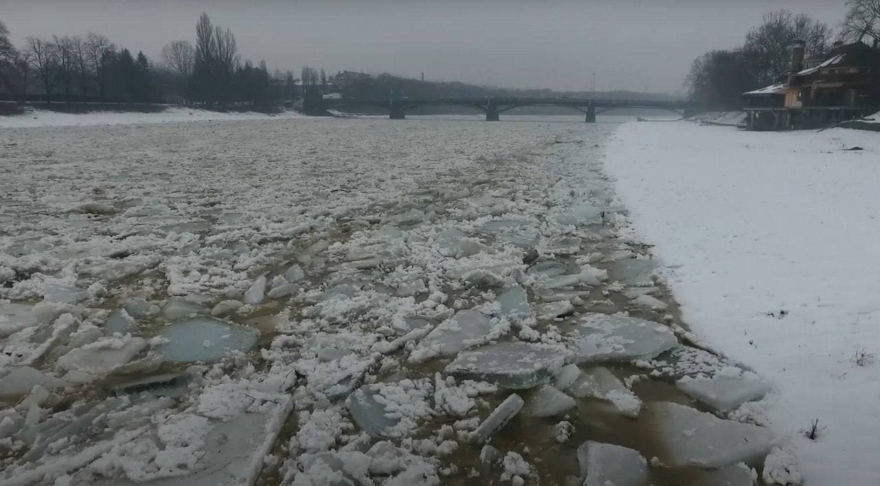Зображення для статті: В Ужгороді заборонили вихід на лід та підлідний вилов риби