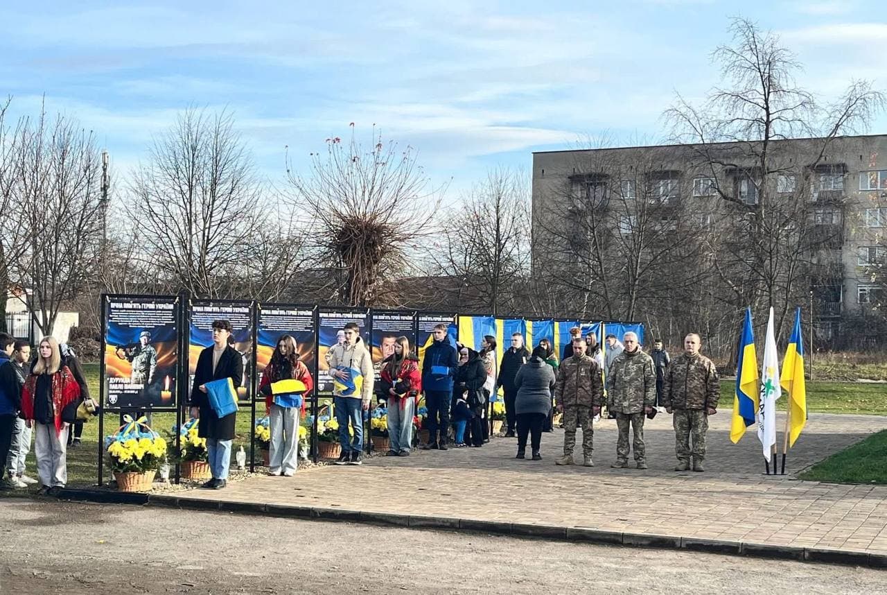 Зображення для статті: У Буштині встановили стели на честь загиблих військових, серед яких прикордонники Мукачівського загону