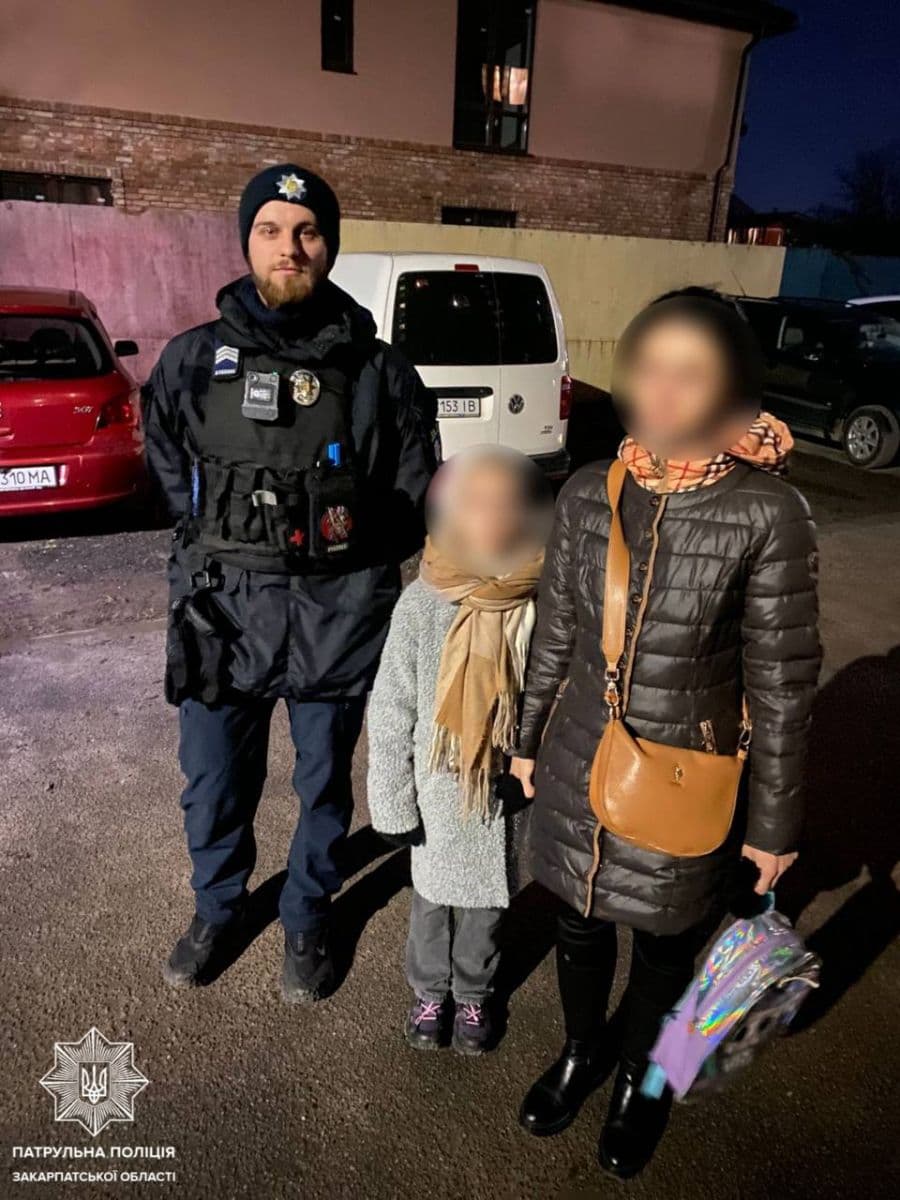 Зображення для статті: Ужгородські патрульні повернули додому загублену восьмирічну дівчинку
