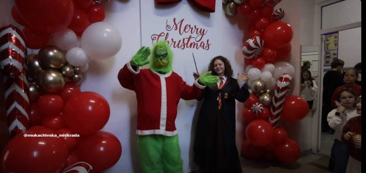 Зображення для статті: Учні Мукачівської школи №4 зібрали понад 120 тисяч гривень для ЗСУ на благодійному ярмарку