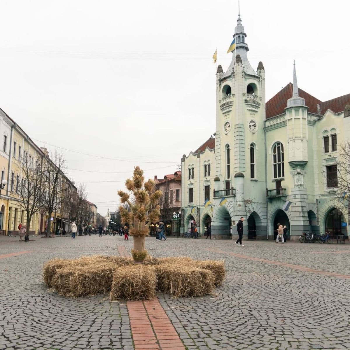 Зображення для статті: Центр Мукачева прикрасили традиційним різдвяним дідухом