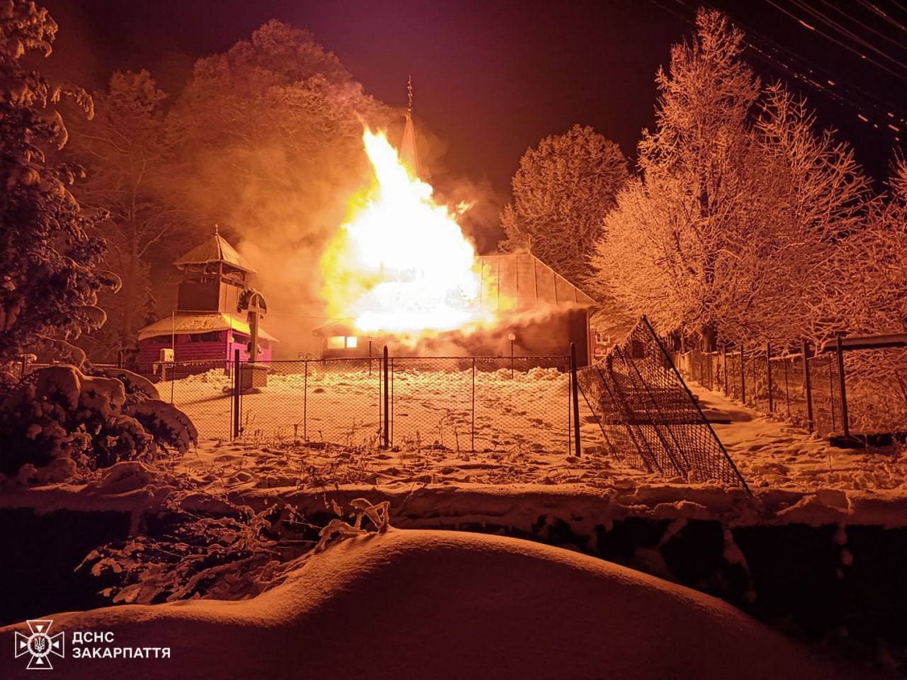 Зображення для статті: Пожежа в історичній дерев’яній церкві Івашковиці: вогонь охопив купол і частину майна