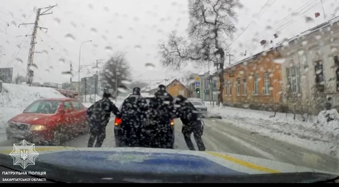 Зображення для статті: Авто в Ужгороді зупинилося на дорозі через нестачу пального: патрульні відновили рух