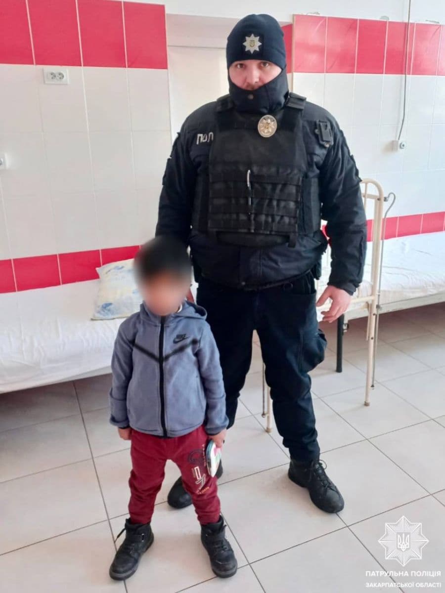 Зображення для статті: У Мукачеві патрульні знайшли залишену 4-річну дитину