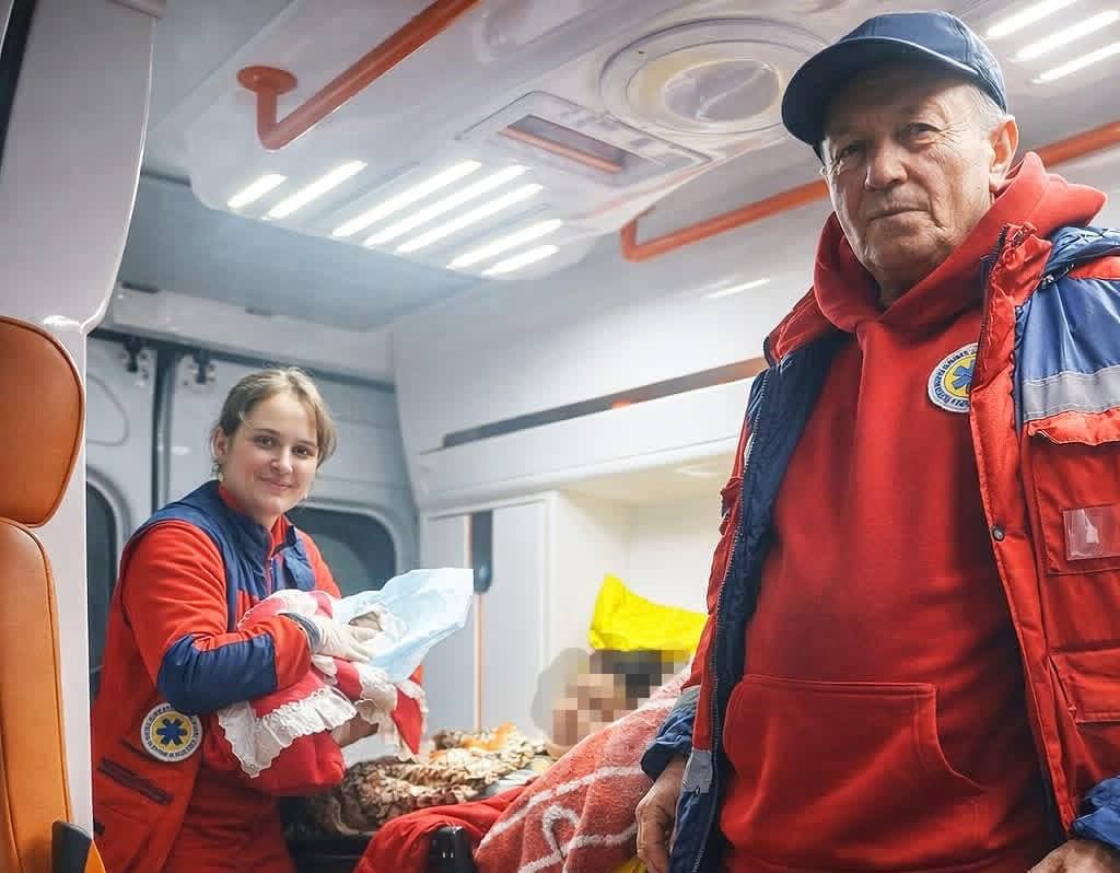 Зображення для статті: На Синевирській Поляні медики прийняли пологи прямо в салоні швидкої