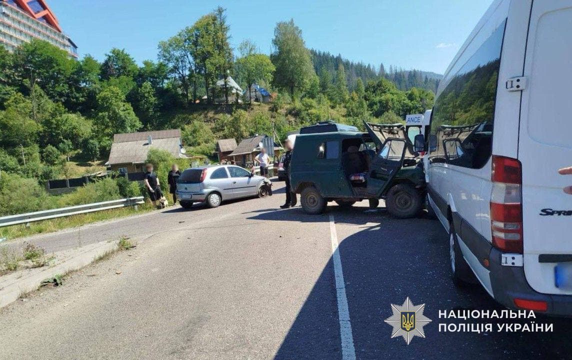 Зображення для статті: У ДТП на Закарпатті за участі трьох автомобілів постраждали 13 людей, серед них — четверо дітей