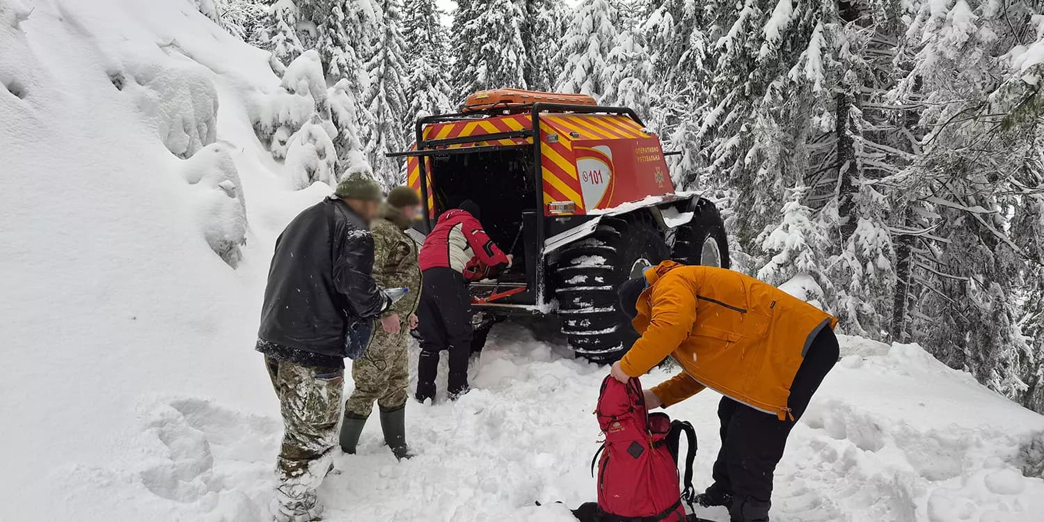 Зображення для статті: Засніжені гори і переохолодження: як рятувальники Закарпаття врятували туриста з Полтавщини