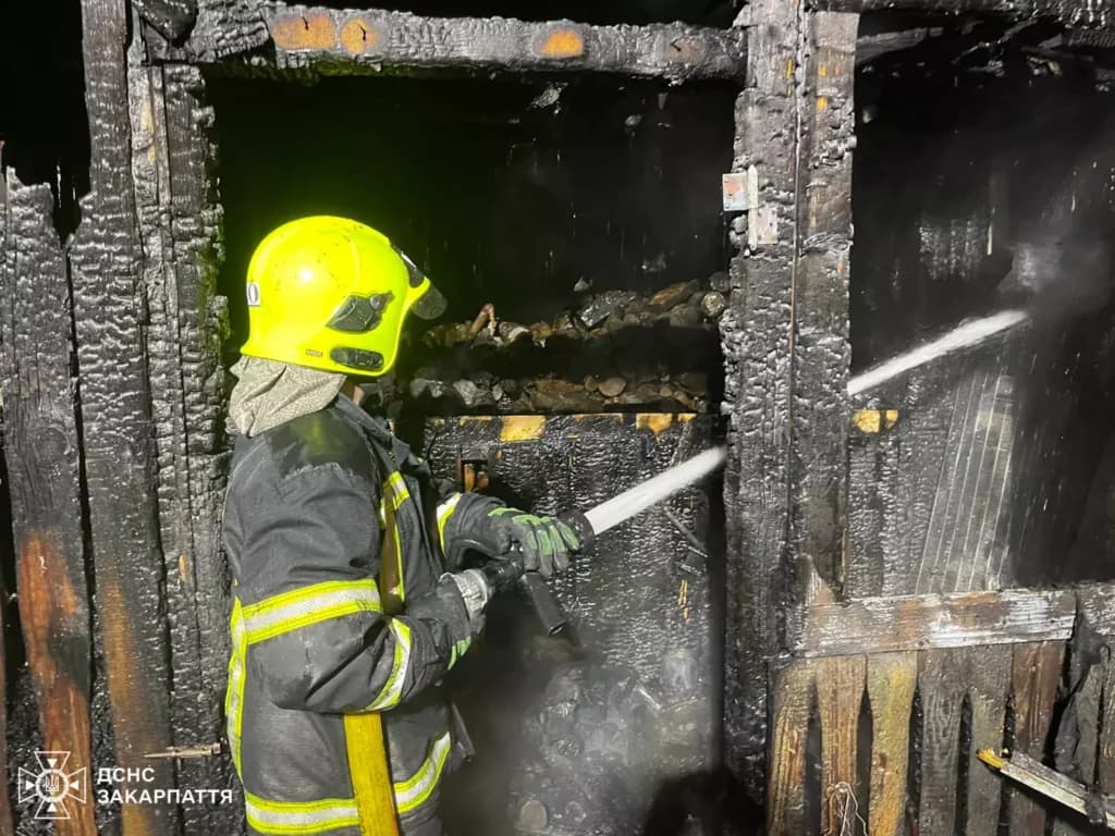 Зображення для статті: У Рахові горіла надвірна споруда: пошкоджено будинок і мотоцикл