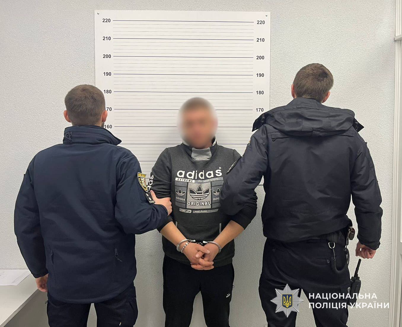 Зображення для статті: В Ужгороді поліцейські затримали чоловіка за побиття охоронця магазину