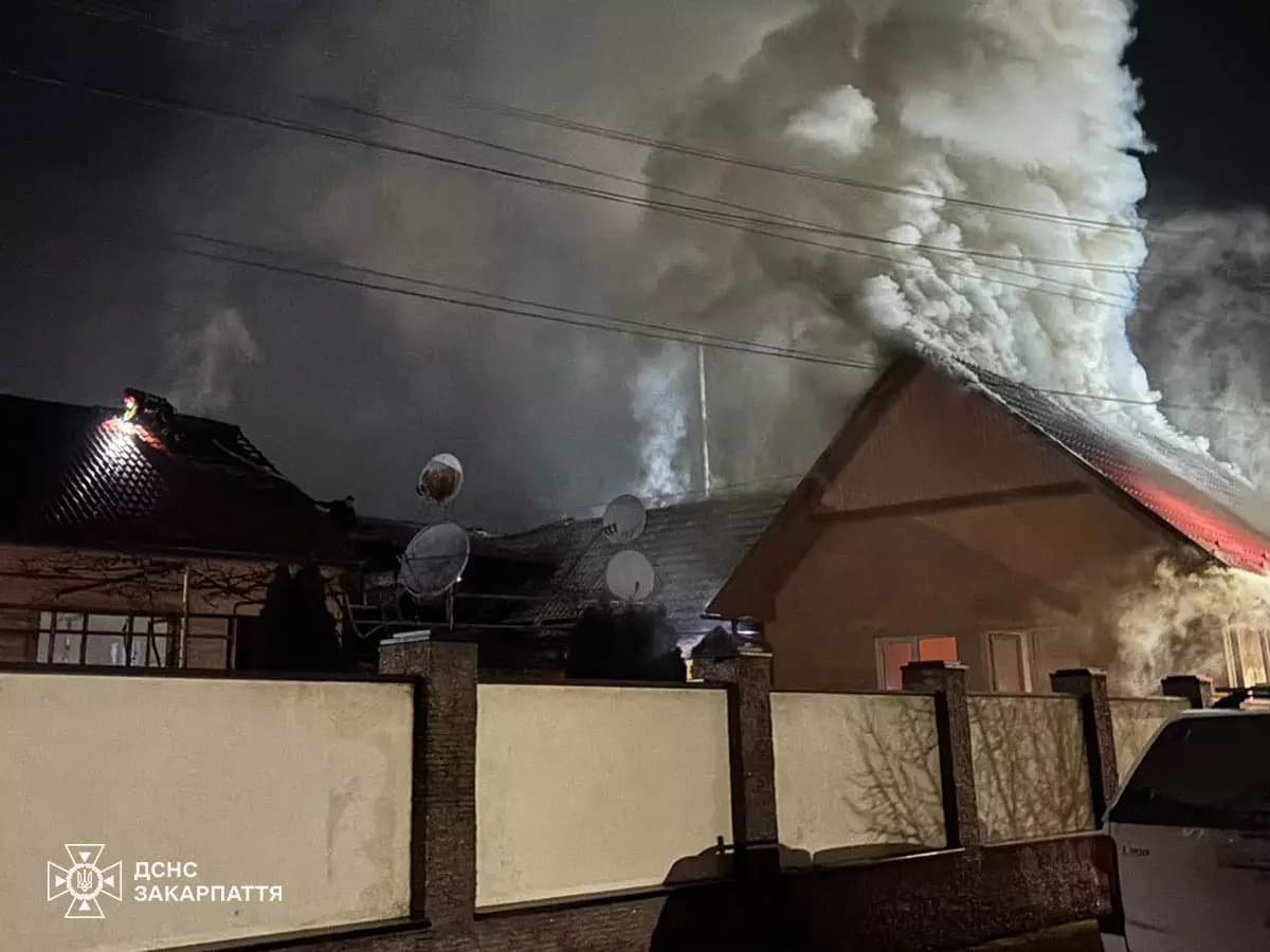 Зображення для статті: Масштабна пожежа на Хустщині: рятувальники врятували будинок від знищення