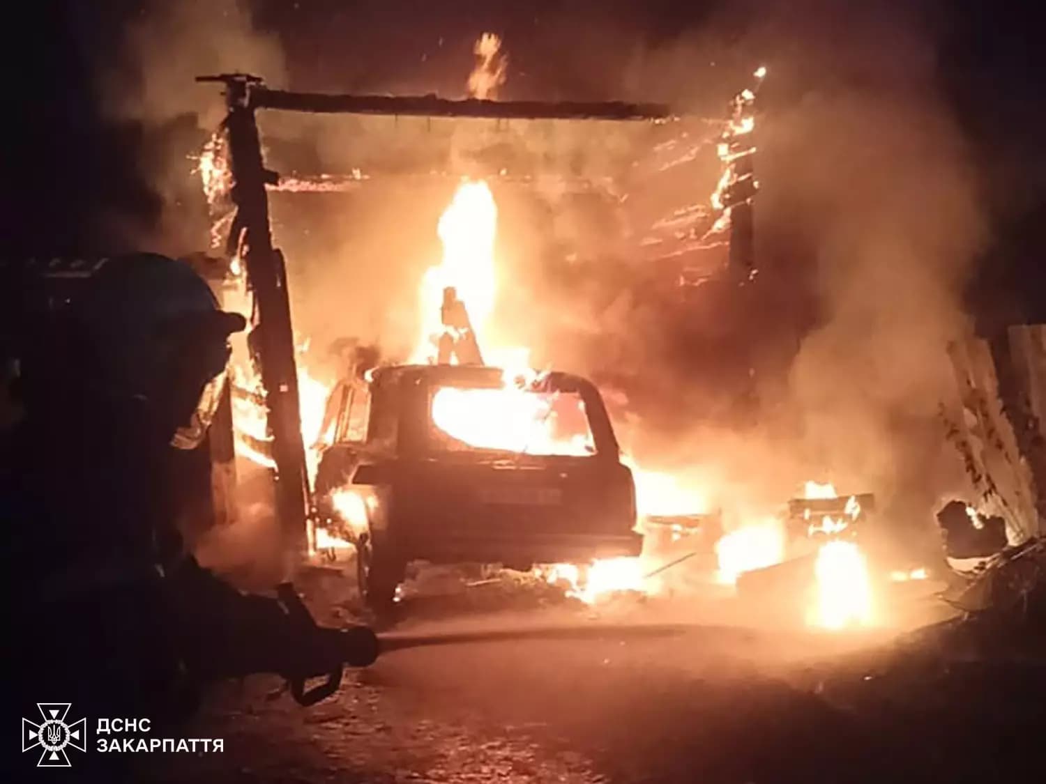 Зображення для статті: У Тячеві вогонь знищив гараж та автомобіль