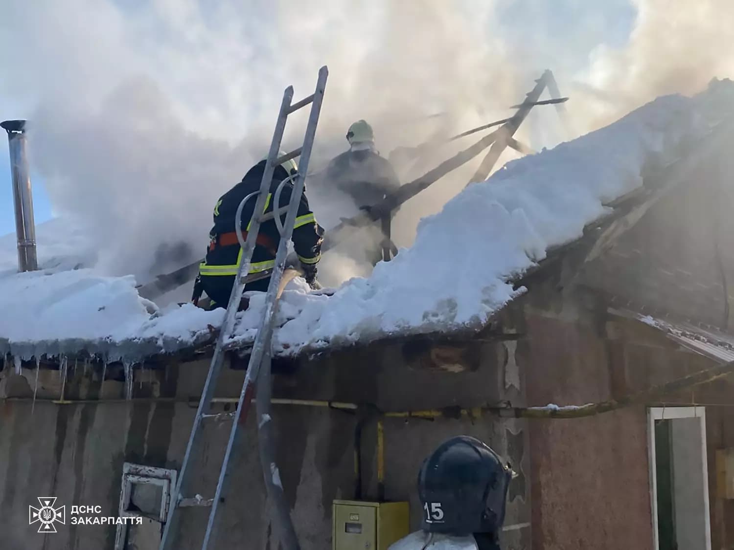 Зображення для статті: У селі Ільниця горів житловий будинок: рятувальники ліквідували пожежу