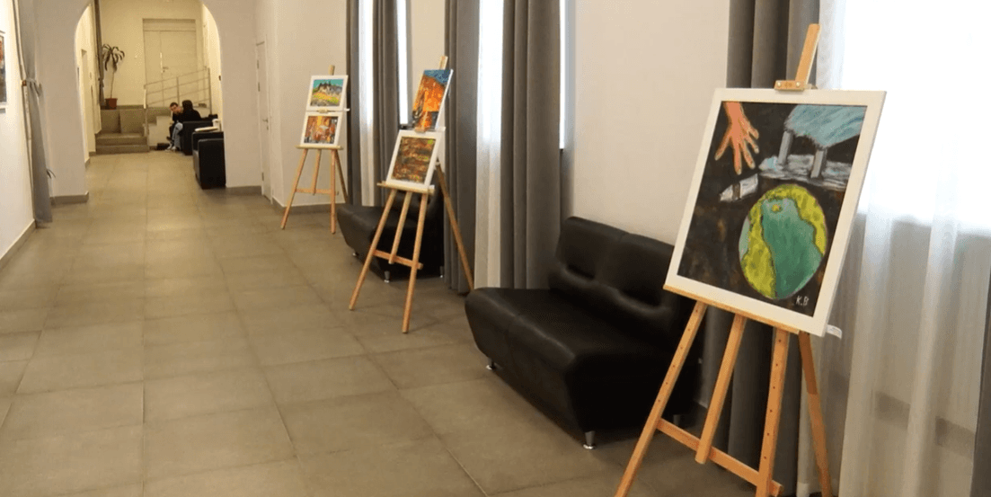 Зображення для статті: 22 картини мукачівського художника заради перемоги