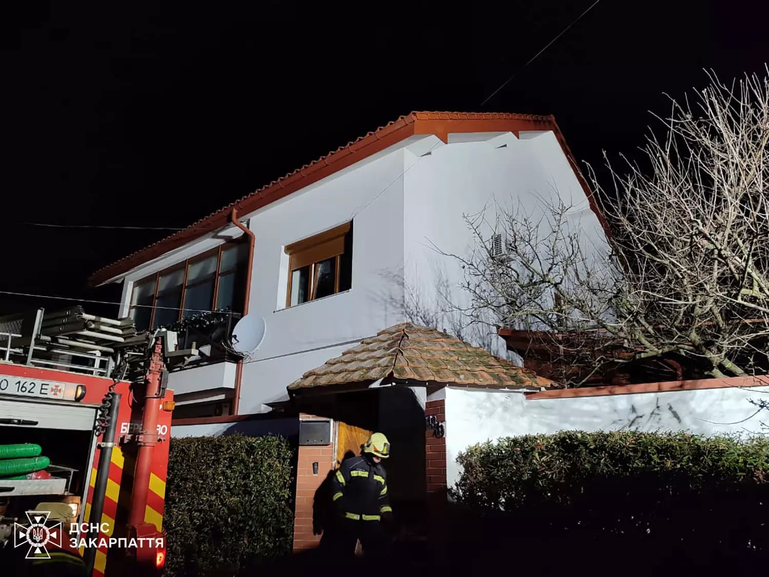 Зображення для статті: У Берегові майже згорів будинок через камін: рятувальники ліквідували пожежу