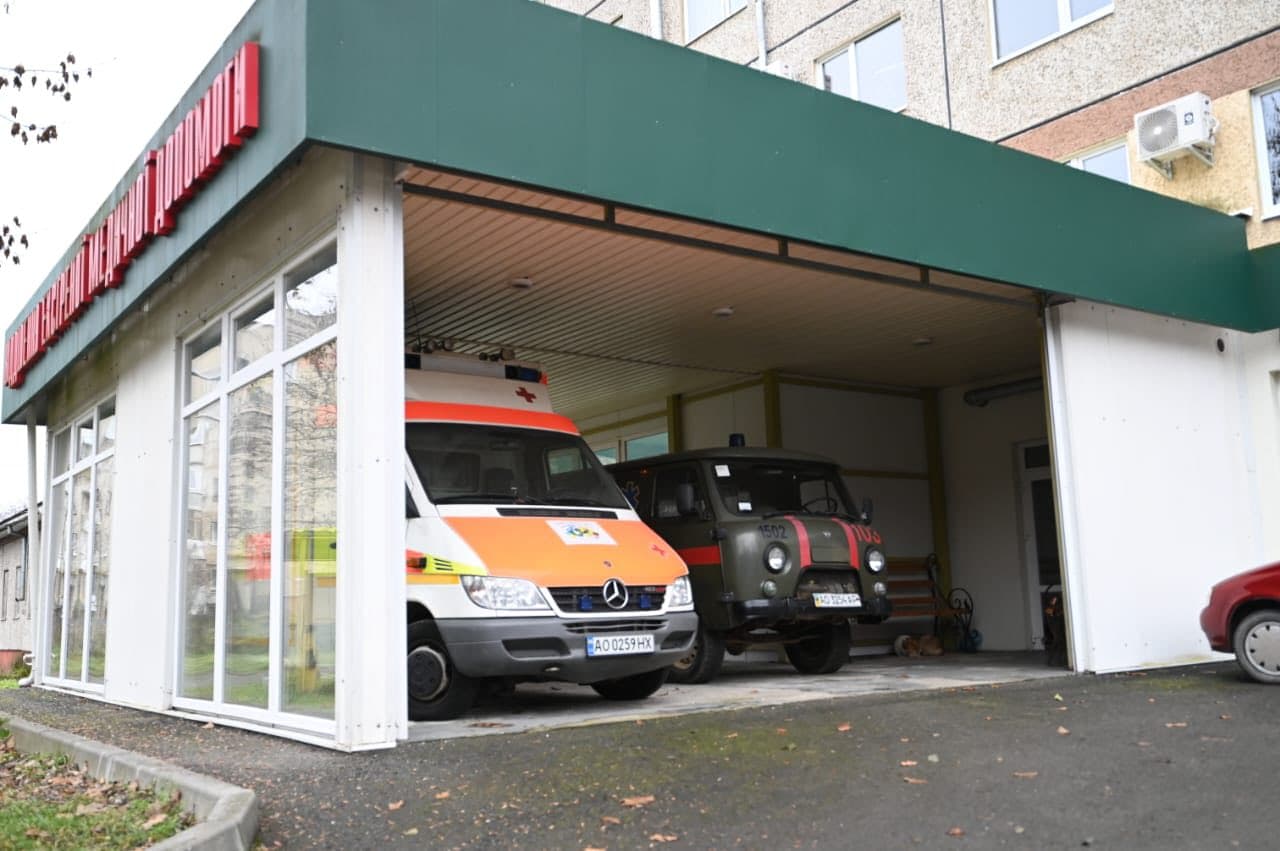 Зображення для статті: Воловецька лікарня отримала сучасне стоматологічне обладнання від французьких благодійників